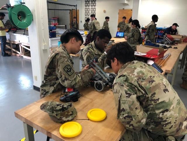 JROTC cadets participate in robotics training at A&移动商务